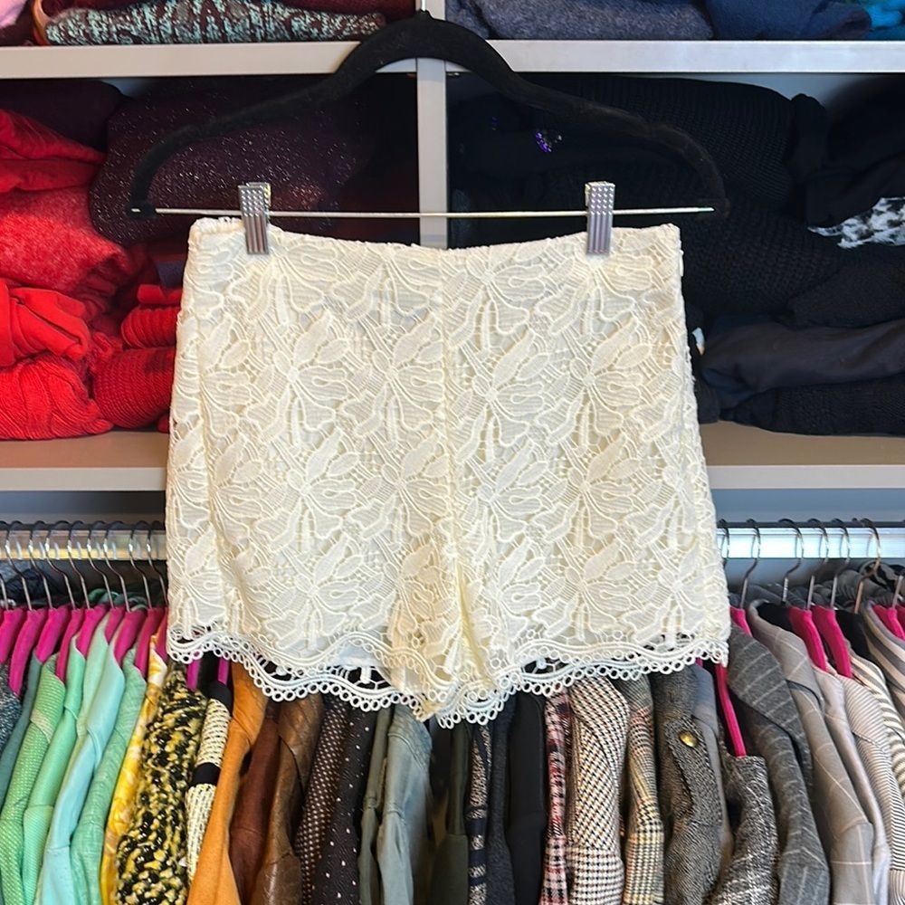 Worthington ivory embroidered high rise lined side zipper shorts size 2 NWT